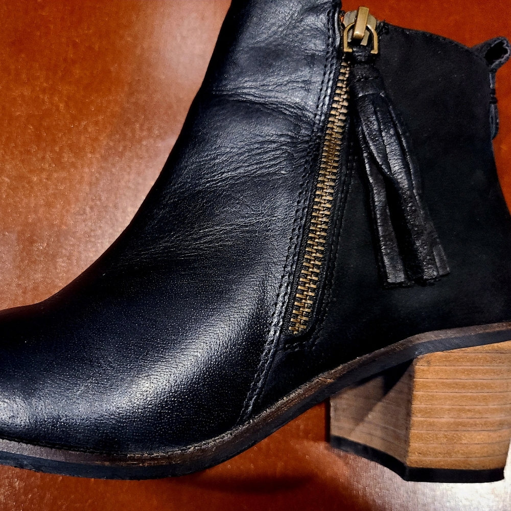 CrevoAutumn Tassel Leather Ankle Boot sz 7